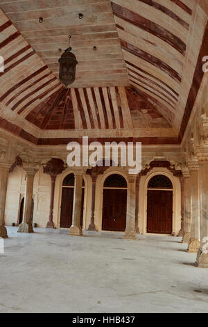 Colonnes de l'Amber Fort près de Jaipur, Rajasthan, Inde, Fort Amer est connu pour ses éléments de style hindou artistique. Banque D'Images