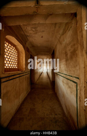 Colonnes de l'Amber Fort près de Jaipur, Rajasthan, Inde, Fort Amer est connu pour ses éléments de style hindou artistique. Banque D'Images