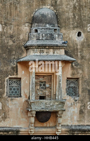 Balcon dans ancienne Fort Amer, Jaipur, Inde. Fort Amer est connu pour ses éléments de style hindou artistique. Banque D'Images