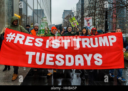 New York, USA. 17 Jan, 2017. Des centaines de militants, à faible et moyen revenus les communautés de couleur, les victimes et les citoyens concernés saisies lancer # GovernmentSachs, une résistance de 3 jours avec un emplacement de stationnement en face de l'AC de Goldman Sachs à New York, pour faire face à Goldman Sachs' influence naissante sur la colline du Capitole. Crédit : Erik McGregor/Pacific Press/Alamy Live News Banque D'Images