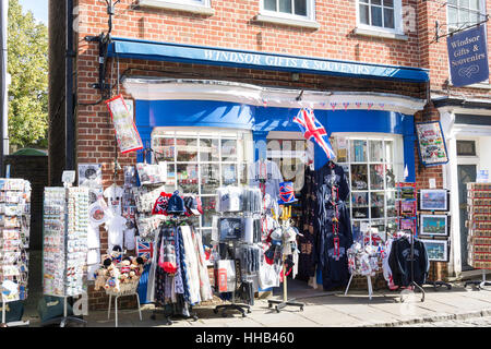 Windsor & Cadeaux boutique de souvenirs, Church Street, Windsor, Berkshire, Angleterre, Royaume-Uni Banque D'Images