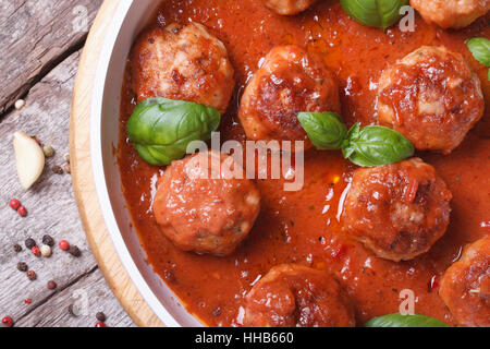 Petites boulettes de viande avec sauce tomate et basilic close-up Vue de dessus. Banque D'Images