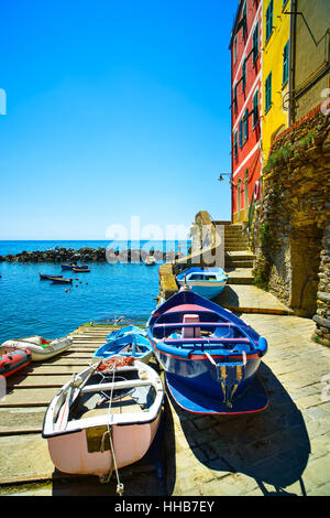 Riomaggiore village-rue, bateaux et mer en cinq terres, Parc National des Cinque Terre, la Ligurie Italie Europe. Banque D'Images