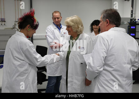 La duchesse de Cornouailles, connu sous le nom de Duchesse de Rothesay tandis qu'en Écosse, salles de Natasha Falconer lors de sa visite à l'Université d'Aberdeen où elle a ouvert un laboratoire à sa Foresterhill campus. Banque D'Images