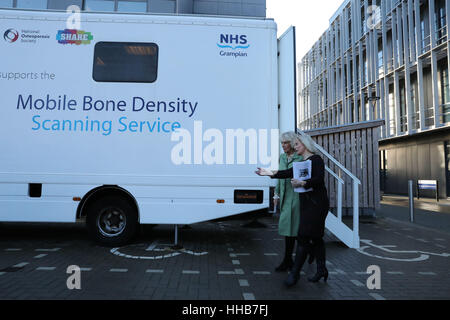La duchesse de Cornouailles, connu sous le nom de Duchesse de Rothesay tandis qu'en Ecosse, la densité de l'Os Mobile vues centre de numérisation lors de sa visite à l'Université d'Aberdeen où elle a ouvert un laboratoire à sa Foresterhill campus. Banque D'Images