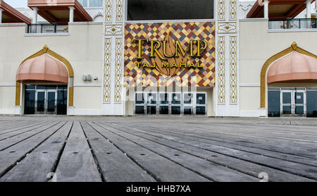 La clôture de Trump Taj Mahal casino resort et, d'une entrée de la promenade. Banque D'Images