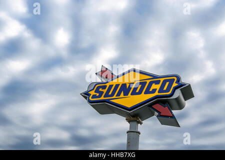 Sunoco signe sur un poteau à une aire de repos est considéré dans un ciel nuageux. Banque D'Images