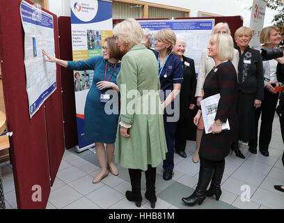 La duchesse de Cornouailles, connu sous le nom de Duchesse de Rothesay tandis qu'en Ecosse, lors d'une réception à l'Institut des sciences médicales lors de sa visite à l'Université d'Aberdeen où elle a ouvert un laboratoire à sa Foresterhill campus. Banque D'Images