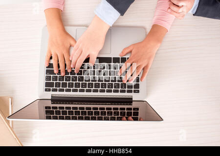 Vue rapprochée de camarades using laptop Banque D'Images