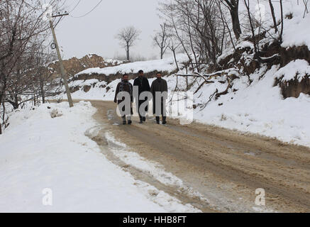 Srinagar, Inde. 18 janvier, 2017. Les hommes musulmans du Cachemire des routes couvertes de neige promenades dans la banlieue de Srinagar, au Cachemire sous contrôle indien, 18 janvier 2017, la vague de froid a frappé Valley depuis trois semaines : Crédit Umer Asif/Pacific Press/Alamy Live News Banque D'Images