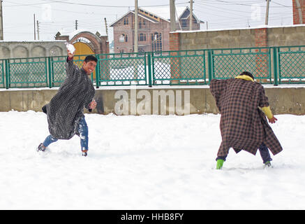 Srinagar, Inde. 18 janvier, 2017. Les enfants lançant des boules de l'autre dans la banlieue de Srinagar, au Cachemire sous contrôle indien, 18 janvier 2017, la vague de froid a frappé Valley depuis trois semaines : Crédit Umer Asif/Pacific Press/Alamy Live News Banque D'Images