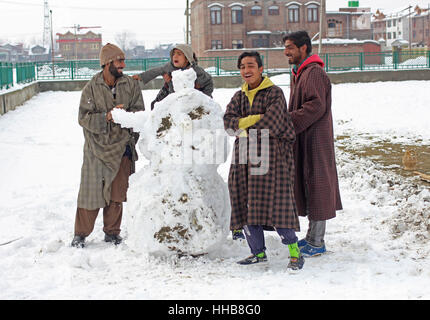 Srinagar, Inde. 18 janvier, 2017. Un groupe de musulmans du Cachemire garçons jouant avec la neige dans la banlieue de Srinagar, au Cachemire sous contrôle indien, 18 janvier 2017, la vague de froid a frappé Valley depuis trois semaines : Crédit Umer Asif/Pacific Press/Alamy Live News Banque D'Images