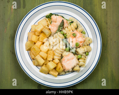 Saumon sain et les asperges à l'Italienne plat de pâtes Primavera Banque D'Images