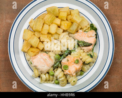 Saumon sain et les asperges à l'italienne plat de pâtes primavera Banque D'Images