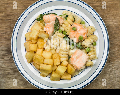 Saumon sain et les asperges à l'Italienne plat de pâtes Primavera Banque D'Images