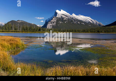 Vue pittoresque sur le paysage de Summertime Snowy Rundle Mountain Peak reflète l'eau calme Vermilion Lakes Blue Water Parc national Banff Skyline Canada Rocheuses Banque D'Images