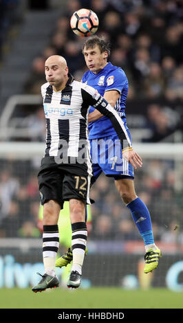 Jonjo Shelvey de Newcastle United (à gauche) et Birmingham City's Robert Tesche bataille pour la balle en l'air pendant l'unis en FA Cup, troisième tour replay match à St James' Park, Newcastle. ASSOCIATION DE PRESSE Photo. Photo date : mercredi 18 janvier 2017. Voir l'ACTIVITÉ DE SOCCER histoire Newcastle. Crédit photo doit se lire : Owen Humphreys/PA Wire. RESTRICTIONS : EDITORIAL N'utilisez que pas d'utilisation non autorisée avec l'audio, vidéo, données, listes de luminaire, club ou la Ligue de logos ou services 'live'. En ligne De-match utilisation limitée à 75 images, aucune émulation. Aucune utilisation de pari, de jeux ou d'un club ou la ligue/dvd publications. Banque D'Images