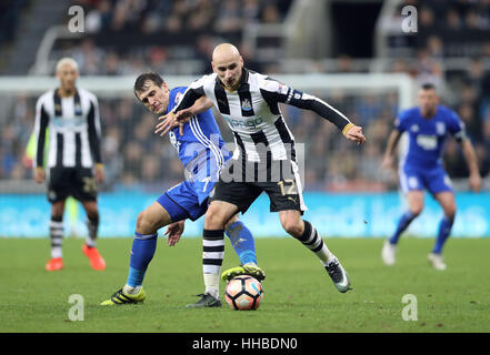 Birmingham City's Robert Tesche (à gauche) et du Newcastle United Jonjo Shelvey bataille pour la balle au cours de l'Emirates en FA Cup, troisième tour replay match à St James' Park, Newcastle. Banque D'Images