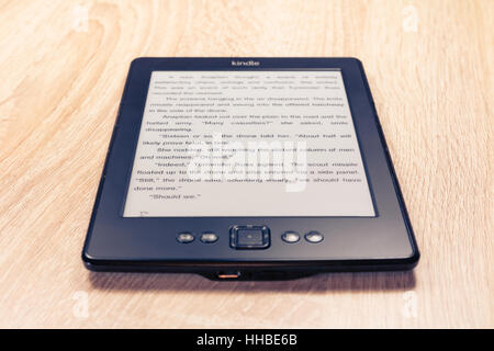 Kindle ebook reader avec affiche la page d'un livre sur la table. Banque D'Images
