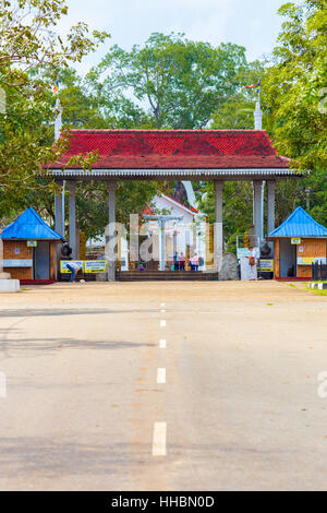 Rue pavée menant à la porte d'entrée du Sri Maha Bodhi, accueil à l'arbre de l'illumination bouddhiste sacré. La verticale Banque D'Images