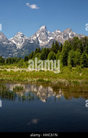 WYOMING - les Tetons se reflétant dans les étangs de castor sur la Snake River à l'atterrissage à Schwabacher Grand Teton National Park. Banque D'Images