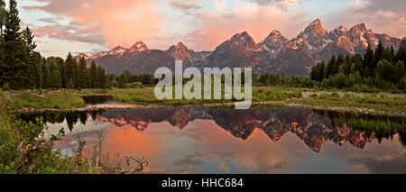 WYOMING - image panoramique de l'Tetons se reflétant dans un étang de castors sur la Snake River au lever du soleil dans le Grand Teton National Park. Banque D'Images