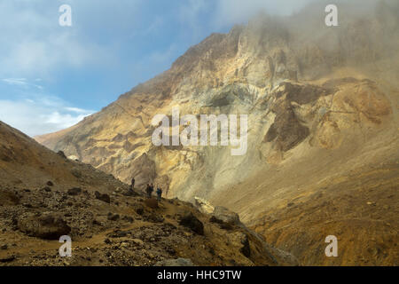 Escalade à volcan actif Mutnovsky sur Kamchatka. Banque D'Images