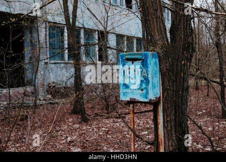 Boîte aux lettres rouillée ville fantôme à Tchernobyl, en Ukraine. Banque D'Images