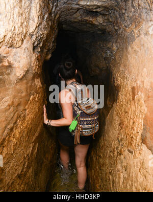 Les touristes à travers l'eau sous terre dans le tunnel de Siloé alias Ézéchias Tunnel dans la ville de David, Jérusalem, Israël. / © Craig M. Eisenberg Banque D'Images