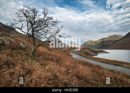 Magnifique coucher de soleil image paysage de montagnes et de l'eau As dans Lake District en automne en Angleterre Banque D'Images