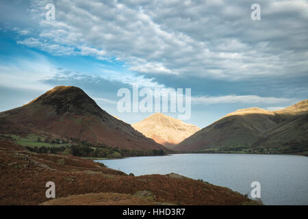 Magnifique coucher de soleil image paysage de montagnes et de l'eau As dans Lake District en automne en Angleterre Banque D'Images