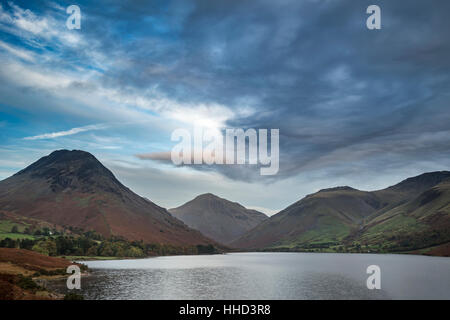 Magnifique coucher de soleil image paysage de montagnes et de l'eau As dans Lake District en automne en Angleterre Banque D'Images