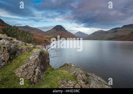 Magnifique coucher de soleil image paysage de montagnes et de l'eau As dans Lake District en automne en Angleterre Banque D'Images