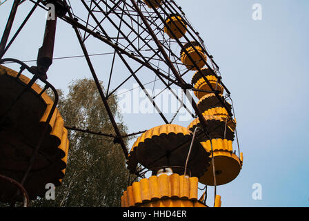 Grande roue en Abadonrd Pripyat ghost town en zone d'exclusion de Tchernobyl, l'Ukraine Banque D'Images