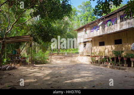 Cabane ou maison rurale, Sabah, Bornéo malaisien. Ces types d'habitation sont courantes dans les régions rurales de Bornéo. peu sont connectés à un réseau électrique. Banque D'Images