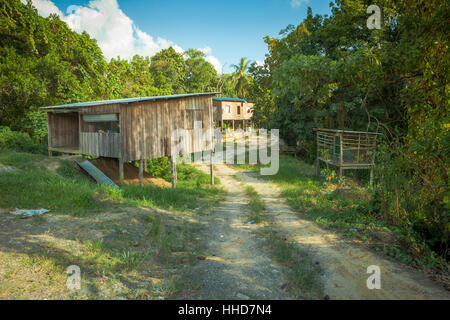 Maisons de village sur pilotis dans les régions rurales de Bornéo à distance Banque D'Images