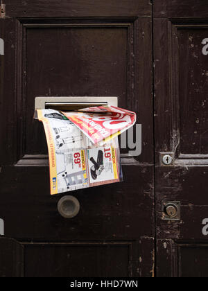 Le courrier indésirable dans les boîtes ou poignée de porte posto en Italie. Banque D'Images