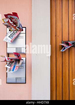 Le courrier indésirable dans les boîtes ou poignée de porte posto en Italie. Banque D'Images