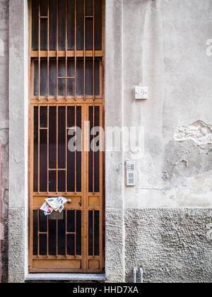 Le courrier indésirable dans les boîtes ou poignée de porte posto en Italie. Banque D'Images