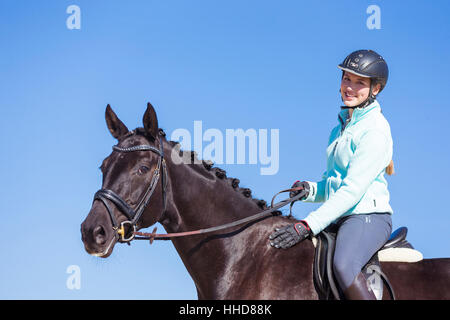 Cheval de Hanovre. Jeune femme tapotant une jument noire. Allemagne Banque D'Images