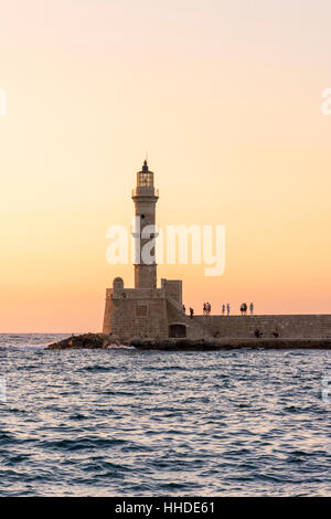 Coucher de soleil sur le phare de La Canée, à l'entrée du port vénitien de La Canée, Crète, Grèce Banque D'Images