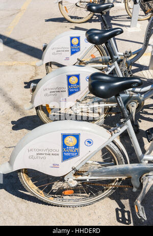 Détail de vélos dans les supports à vélos du système de partage de vélos municipaux à La Canée, Crète, Grèce Banque D'Images