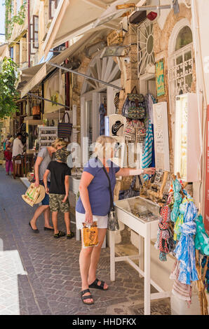 Les gens de shopping dans les ruelles de la vieille ville de La Canée, Crète, Grèce Banque D'Images