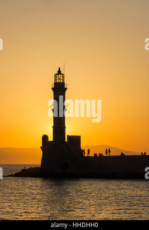 Silhouette au coucher du soleil sur le phare de La Canée, à l'entrée du port vénitien de Chania, Crète, mur, Grèce Banque D'Images