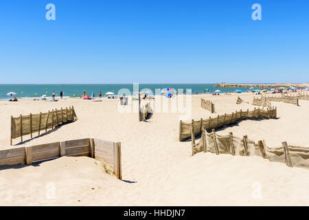 Le vent et les obstacles de sable sur Plage du Crin Blanc, des Saintes-Maries-de-la-Mer, Bouches-du-Rhône, France Banque D'Images