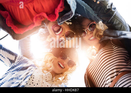 Trois filles derrière la lumière du soleil Banque D'Images