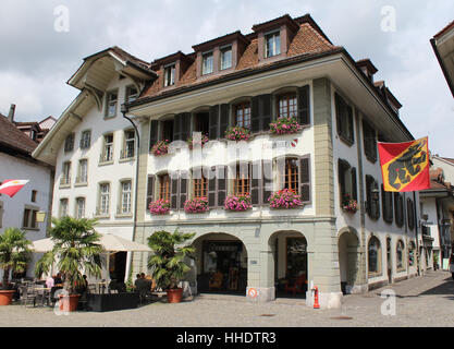 THUN, SUISSE, le 28 juillet 2016 : la belle façade du 17ème siècle de ville de Thun, près de Berne en Suisse. Banque D'Images