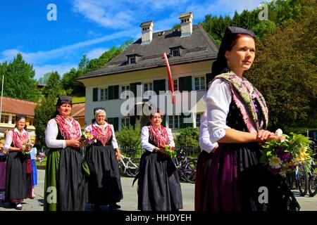 Les participants à la fête du Corpus Christi célébrations dans leurs vêtements traditionnels, Sankt-wolfgang, lac Wolfgangsee, Autriche Banque D'Images