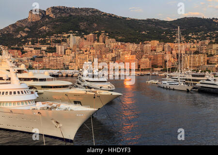 D'énormes super yachts dans le beau port de Monaco (Port Hercule) au lever du soleil, de la mer, Monte Carlo, Monaco, Méditerranéenne Banque D'Images