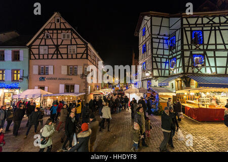 Les touristes et les marchés de Noël dans la vieille ville médiévale de Riquewihr, Haut-Rhin, Alsace, France Banque D'Images